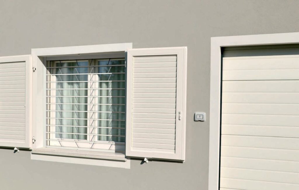 Inferriata estensibile a telo raccolto sulla finestra