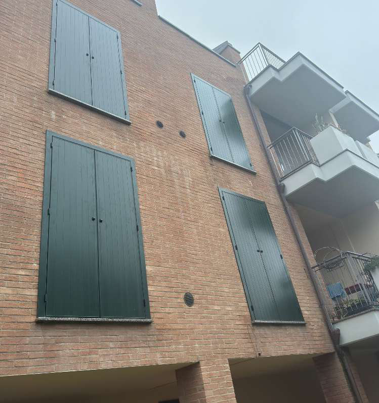 Antoni leggeri in alluminio su facciata in mattoni