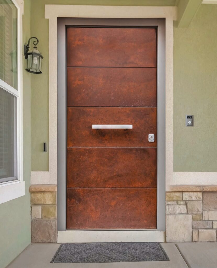 Porta blindata in alluminio noce su parete verde