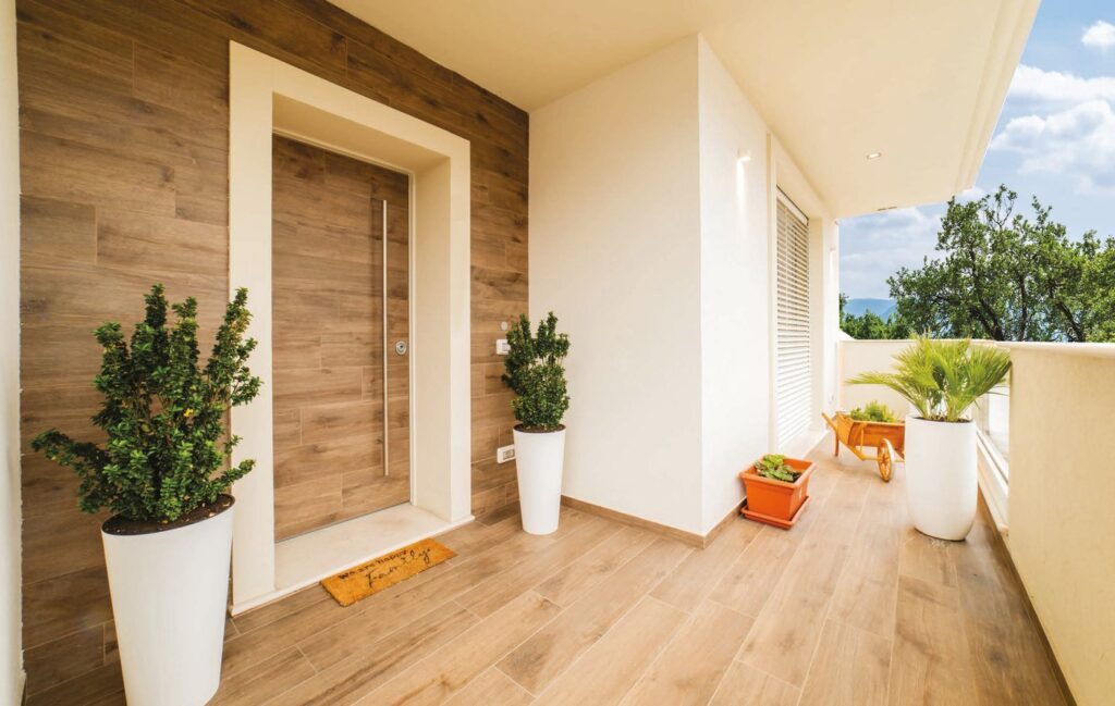 Porta blindata in alluminio su terrazzo con fioriere