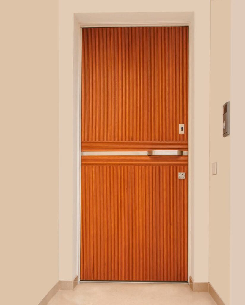 Porta blindata in legno a doghe orizzontali