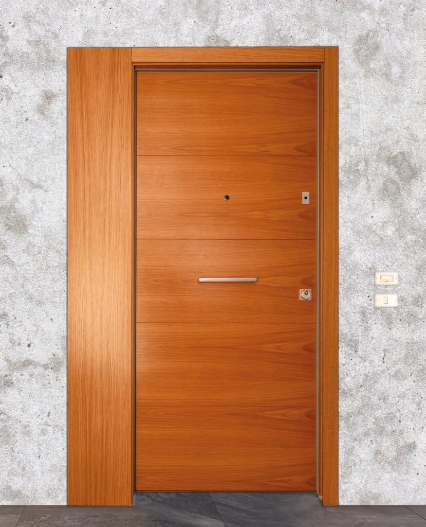 Porta blindata con cerniere a scomparsa rivestita in legno