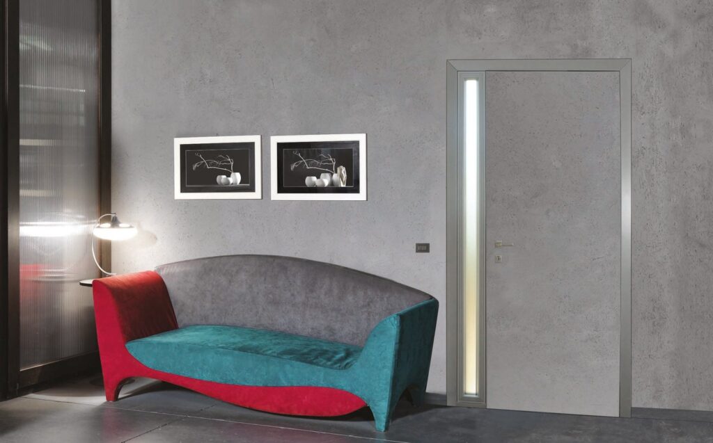 Porta blindata Eclipse bianca in un salotto moderno