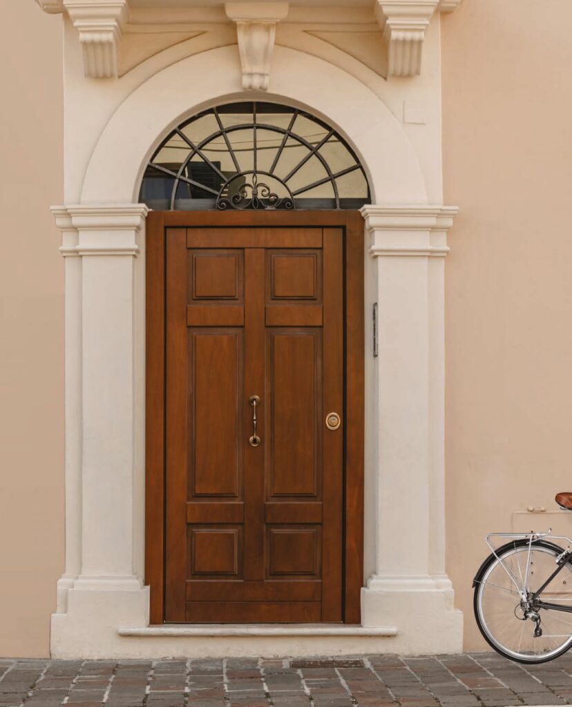 Porta blindata classica in legno su portale in pietra