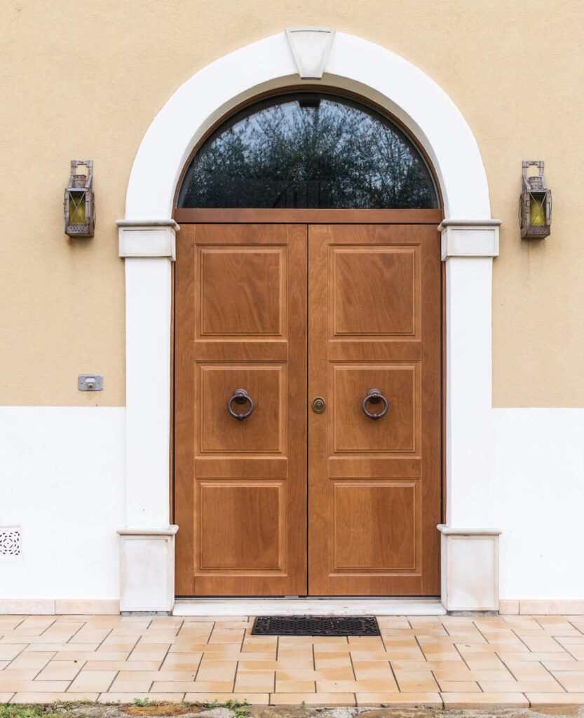 Porta blindata a due ante ad arco in legno