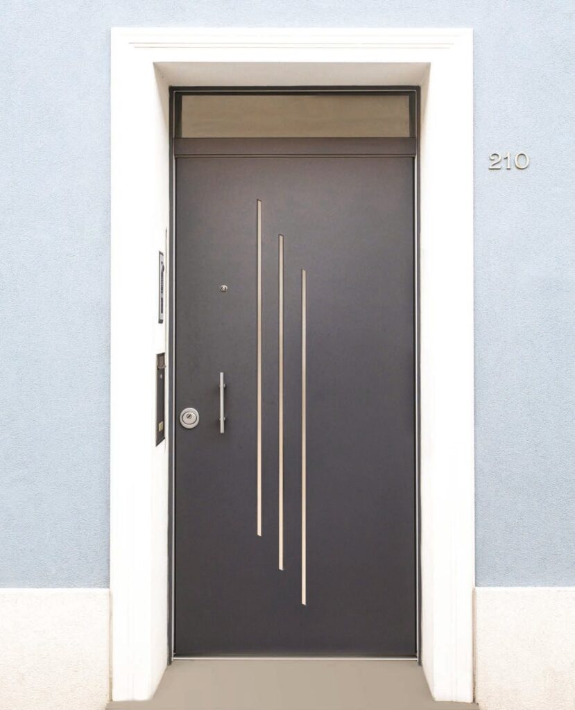 Porta blindata grigia con inserti verticali