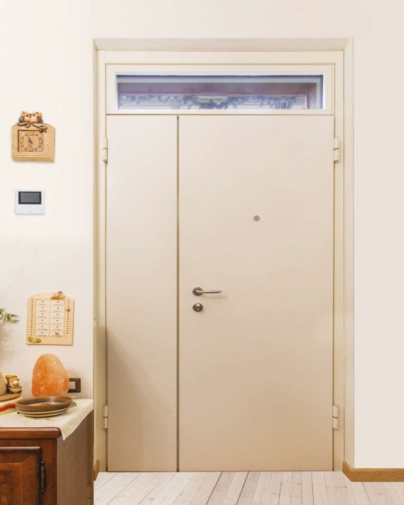Porta blindata bianca con sopraluce