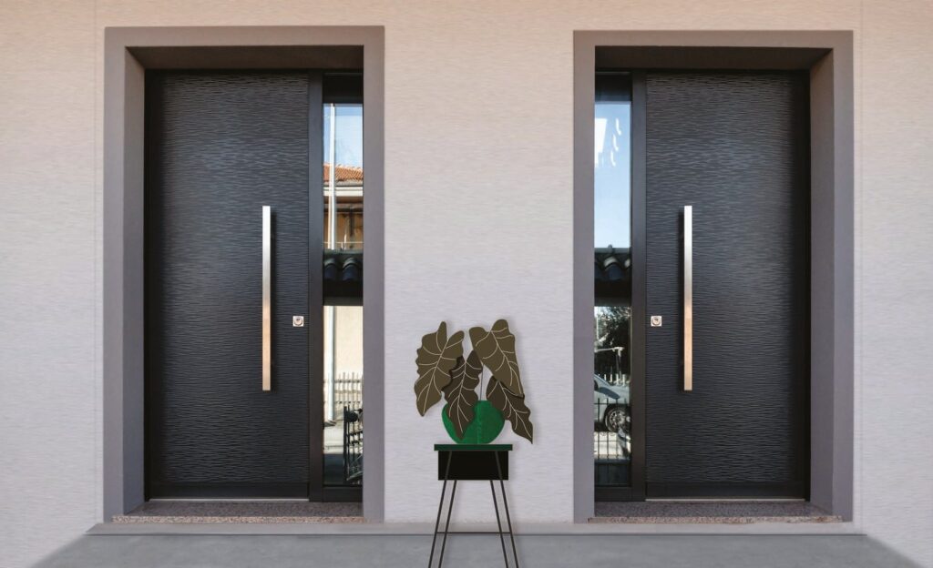Ingresso doppio con due porte blindate grigie