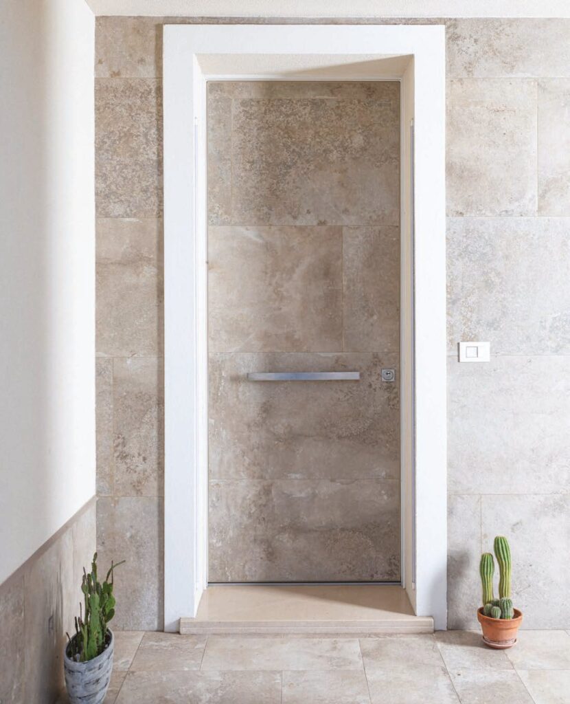 Porta blindata in legno in un interno