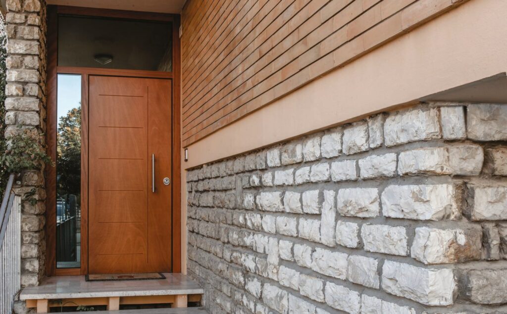 Porta blindata in legno su muro in pietra