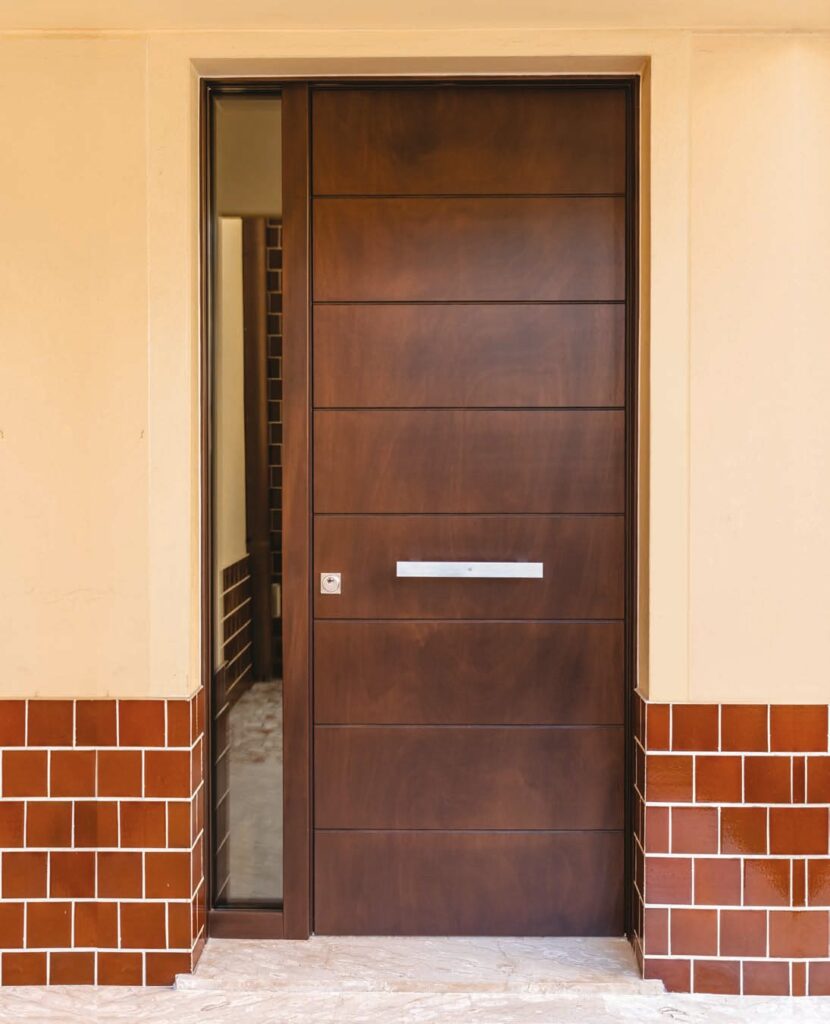 Porta blindata in noce a doghe con maniglione