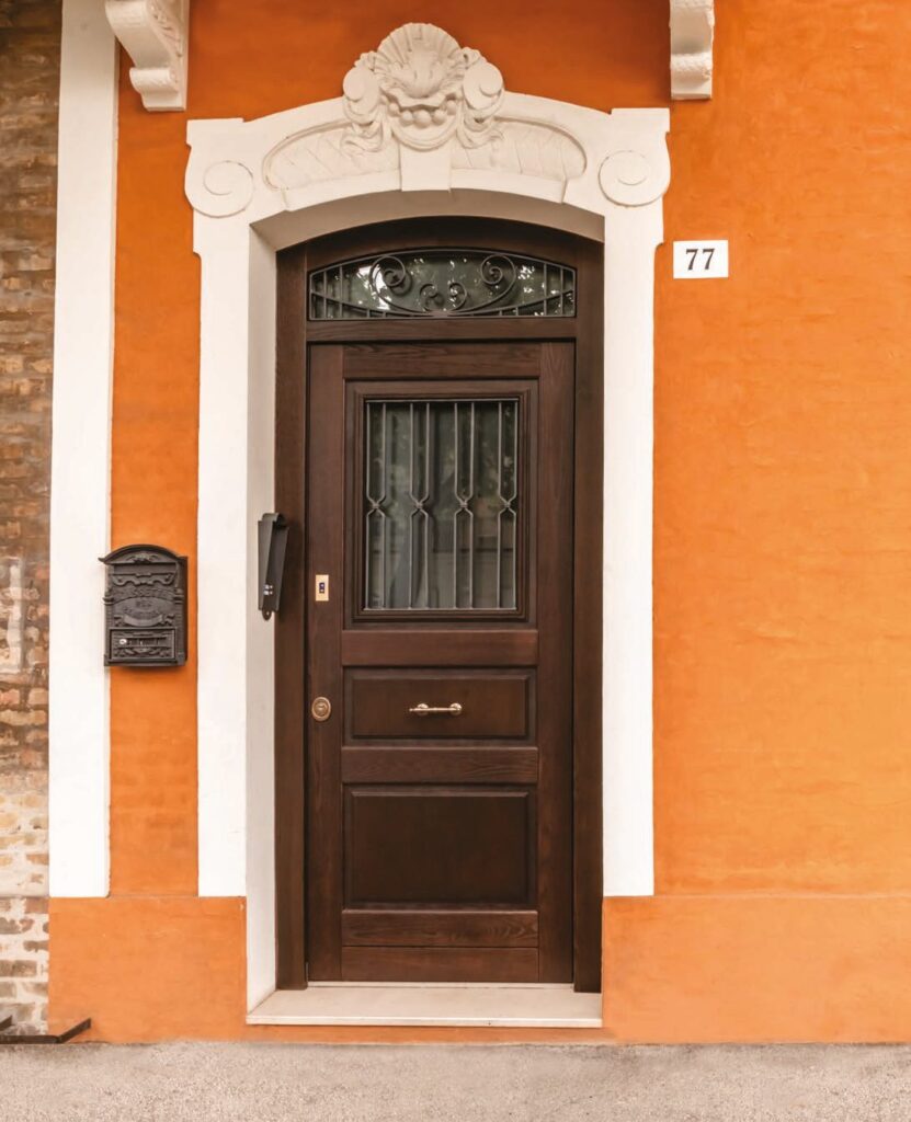 Porta blindata scura in un portale in pietra