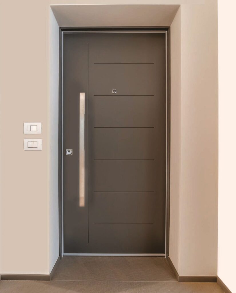 Porta blindata grigia moderna con tastierino