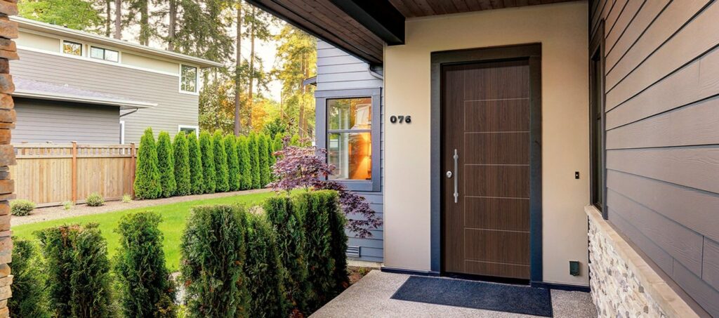 Portoncino d'ingresso in PVC noce su casa moderna