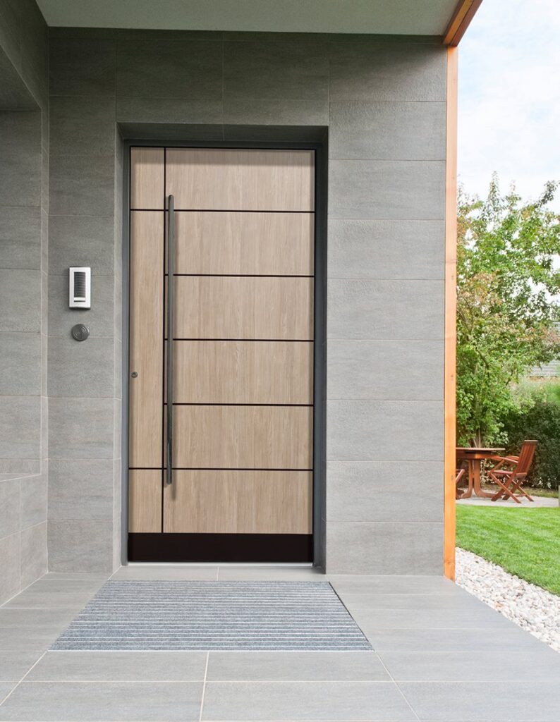 Portoncino d'ingresso in PVC effetto legno con fasce orizzontali
