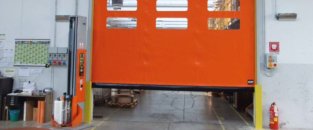 Porta rapida arancione in un reparto industriale