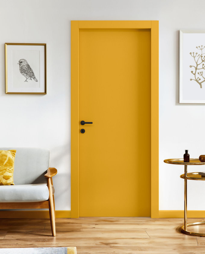 Porta interna laccata gialla in un ambiente arredato