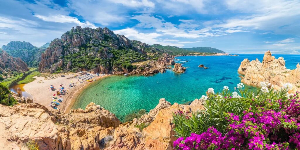 La spiaggia di Li Cossi a Costa Paradiso